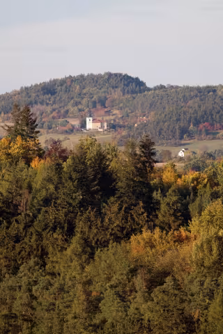 Bělice pohled na kostel ve Vysokém Újezdu